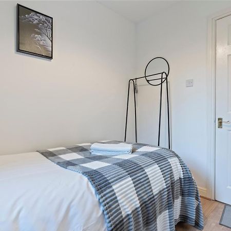 Lovely 4Br House In The City With Parking London Eksteriør billede